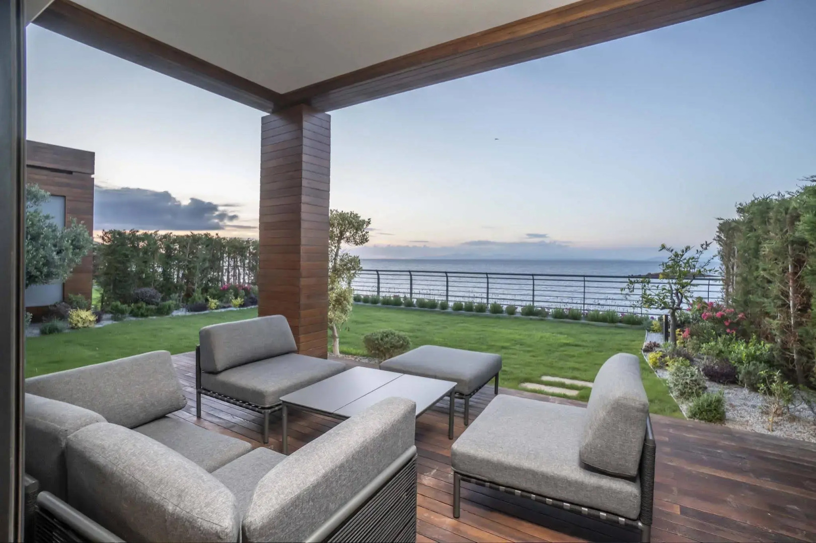 Red Rock Hotel & Suites by Selvese