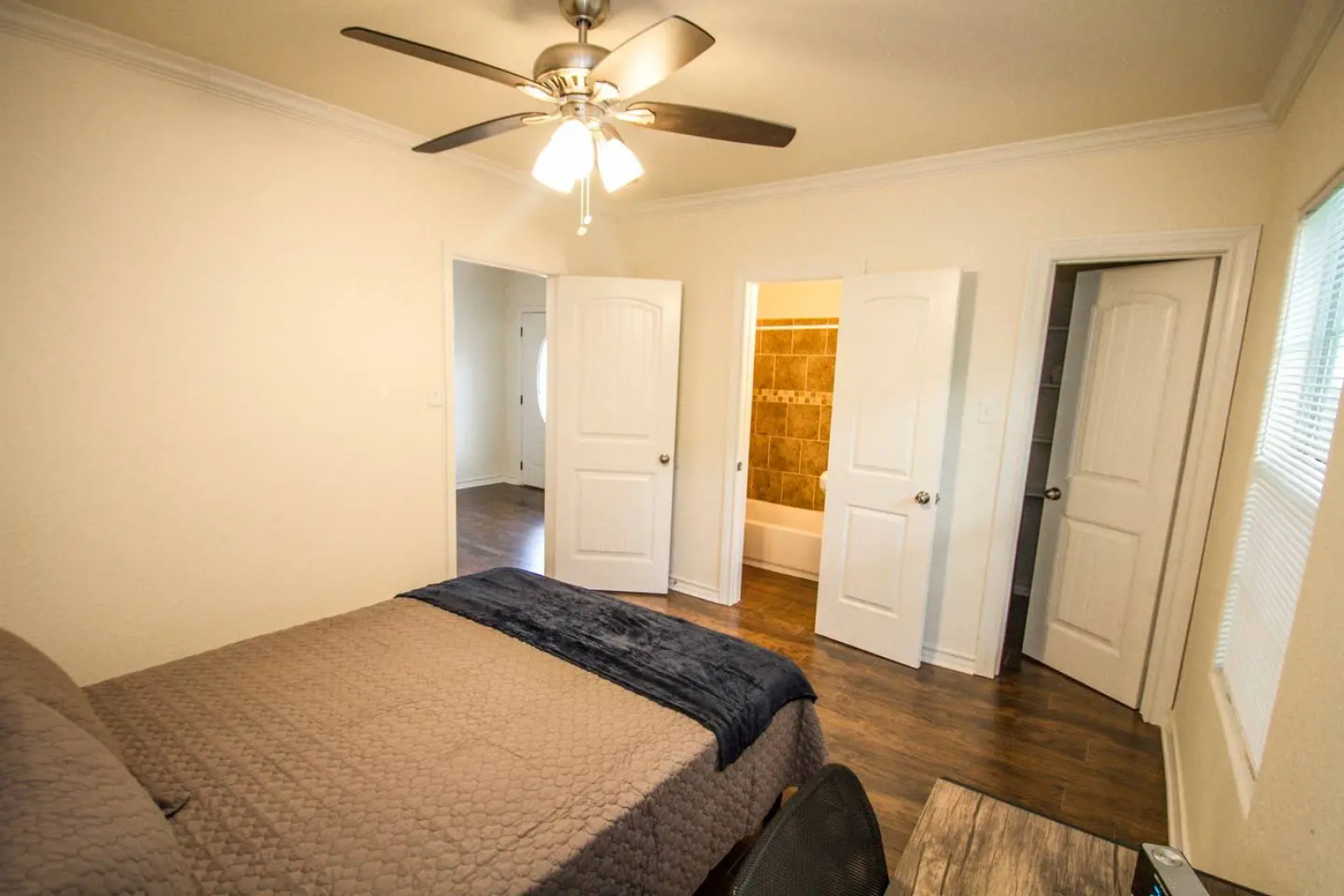 Cozy Remodeled 2BR/2BA Near Downtown Sleeps 8