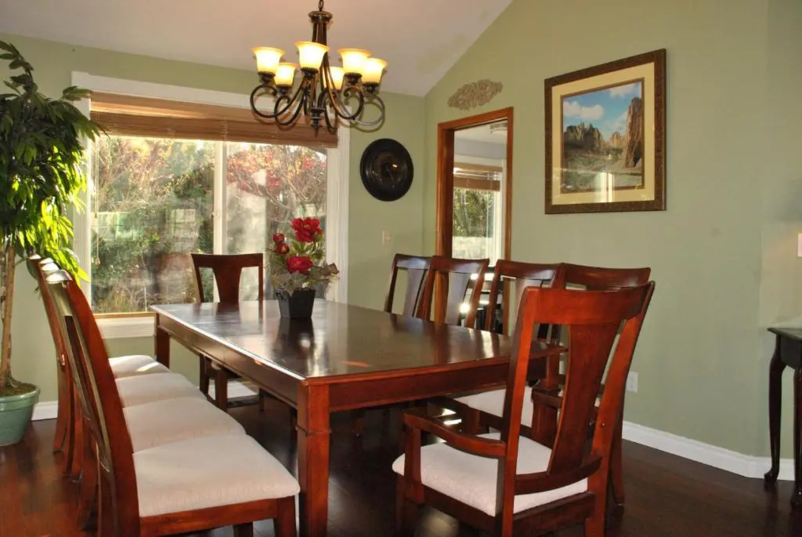 Huge Bdrms on main-Charming vacation home for 19