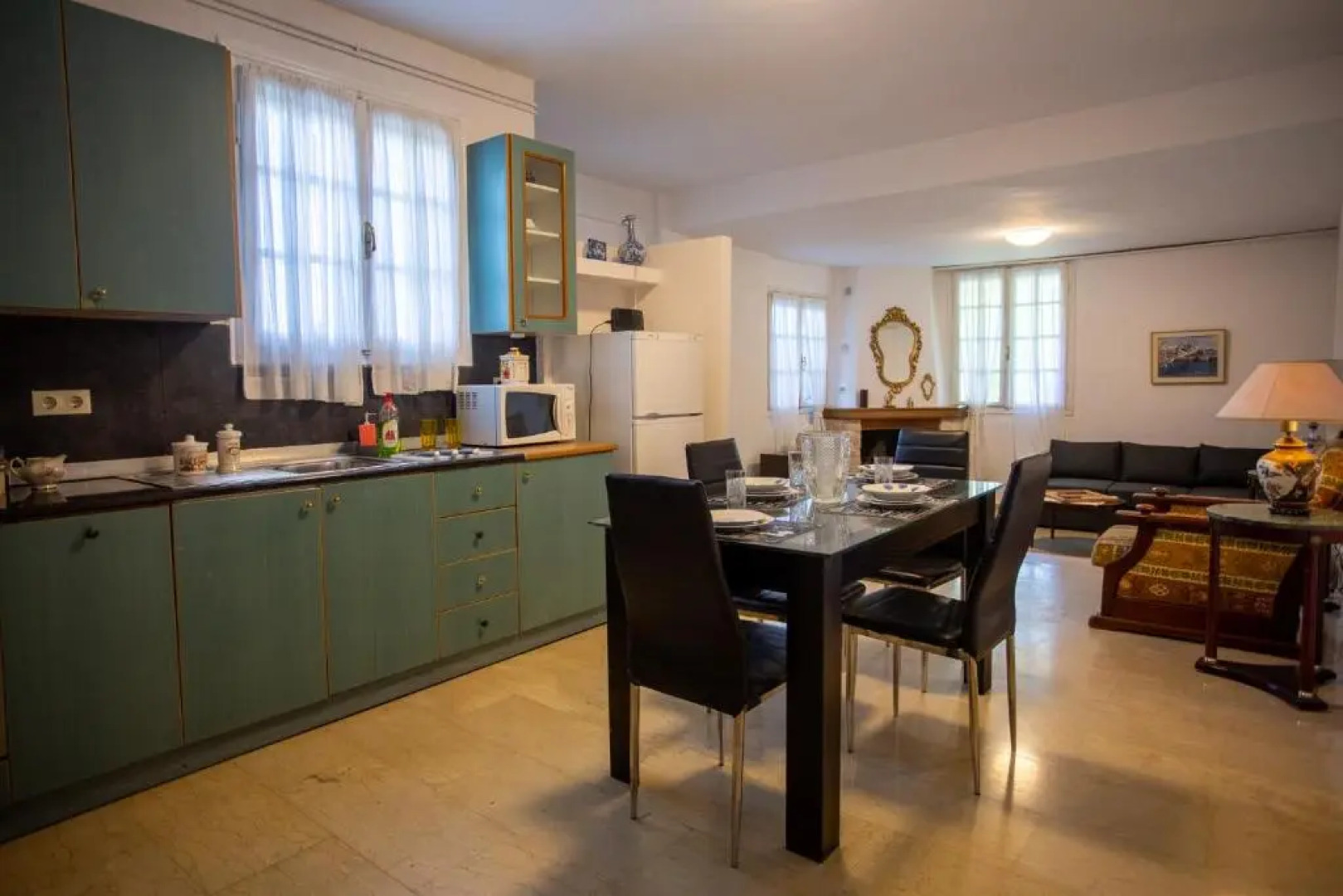 Traditional Apartment part of a Detached Villa on a luxurious Hill of Thessaloniki PANORAMA with a private garden with trees ,also available for Family and other gatherings and Kid's parties - under 13 , for less than 20 people alltogether