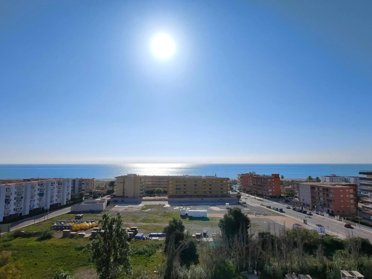 Global Properties, Moderno apartamento con terraza y vistas al mar