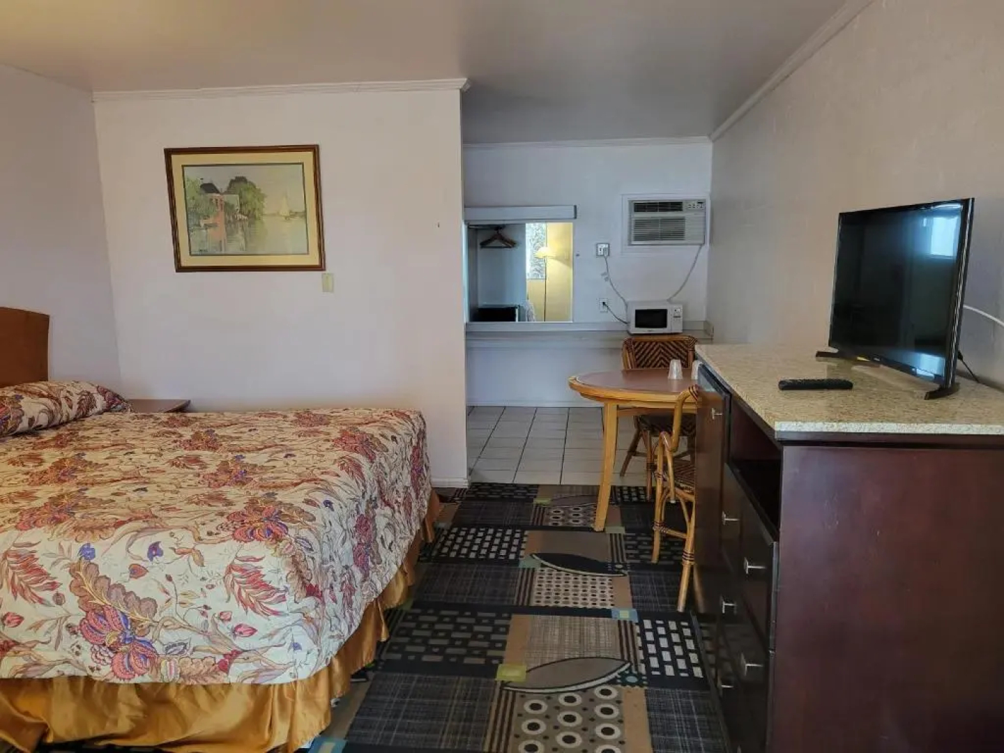 Emerald Inn & Lounge