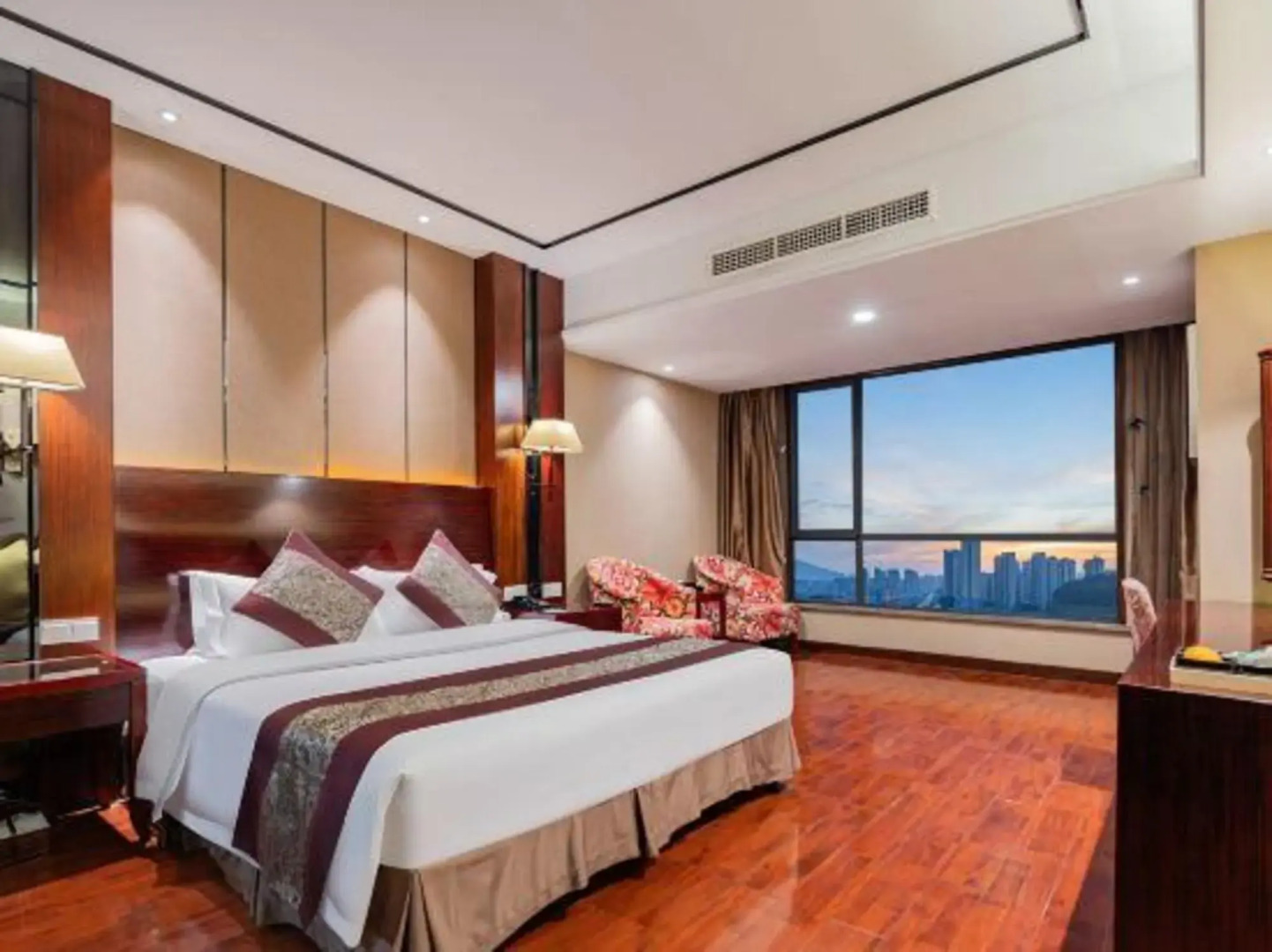 Howard Johnson Park Plaza Hotel (Jingshan Railway Station Inn)