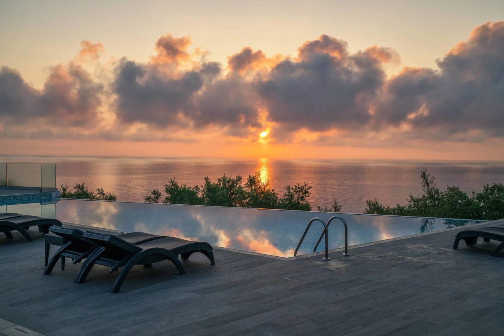 Kymothoe Elite Suites