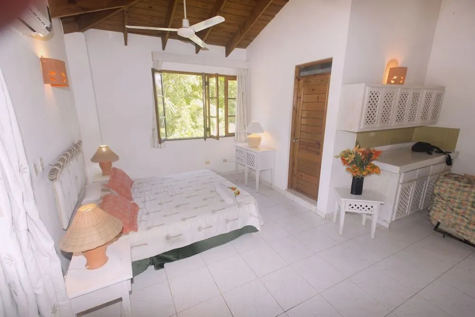 Отель Plaza Lusitania