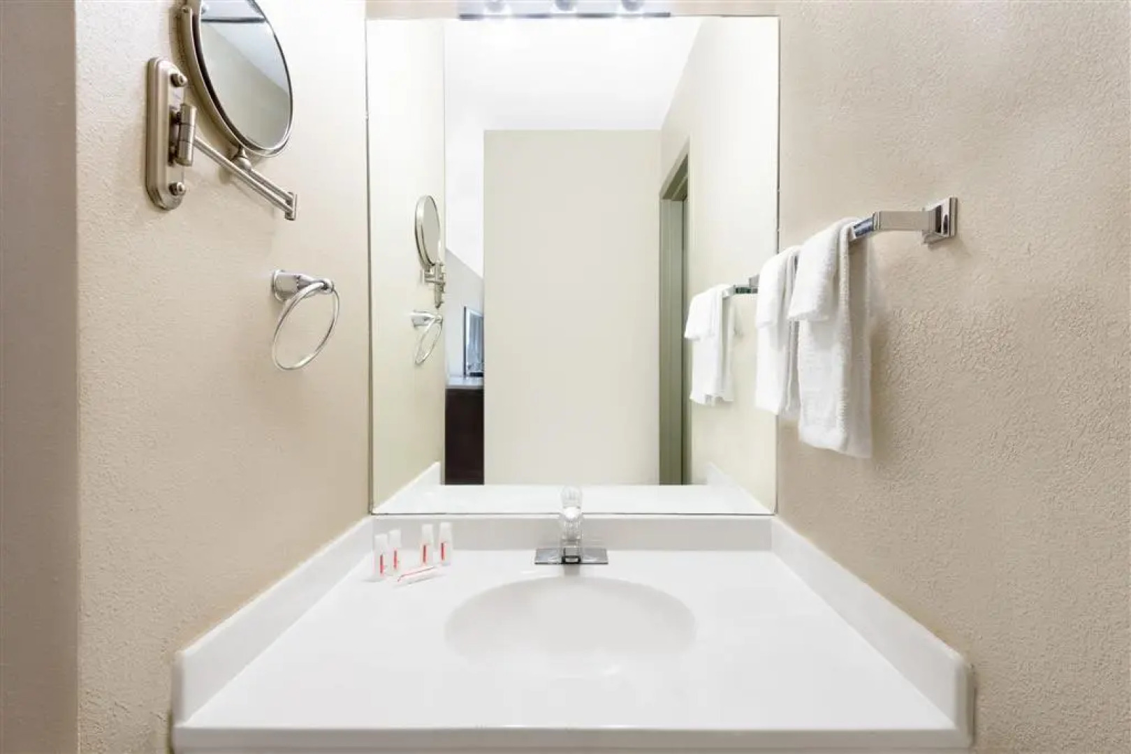 Howard Johnson Inn Cleveland Airport