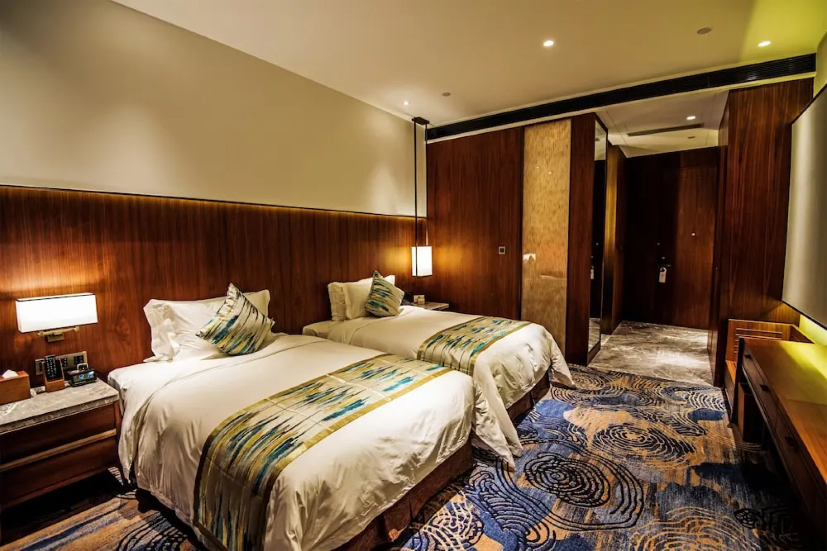 Yading Peninsula Hotel