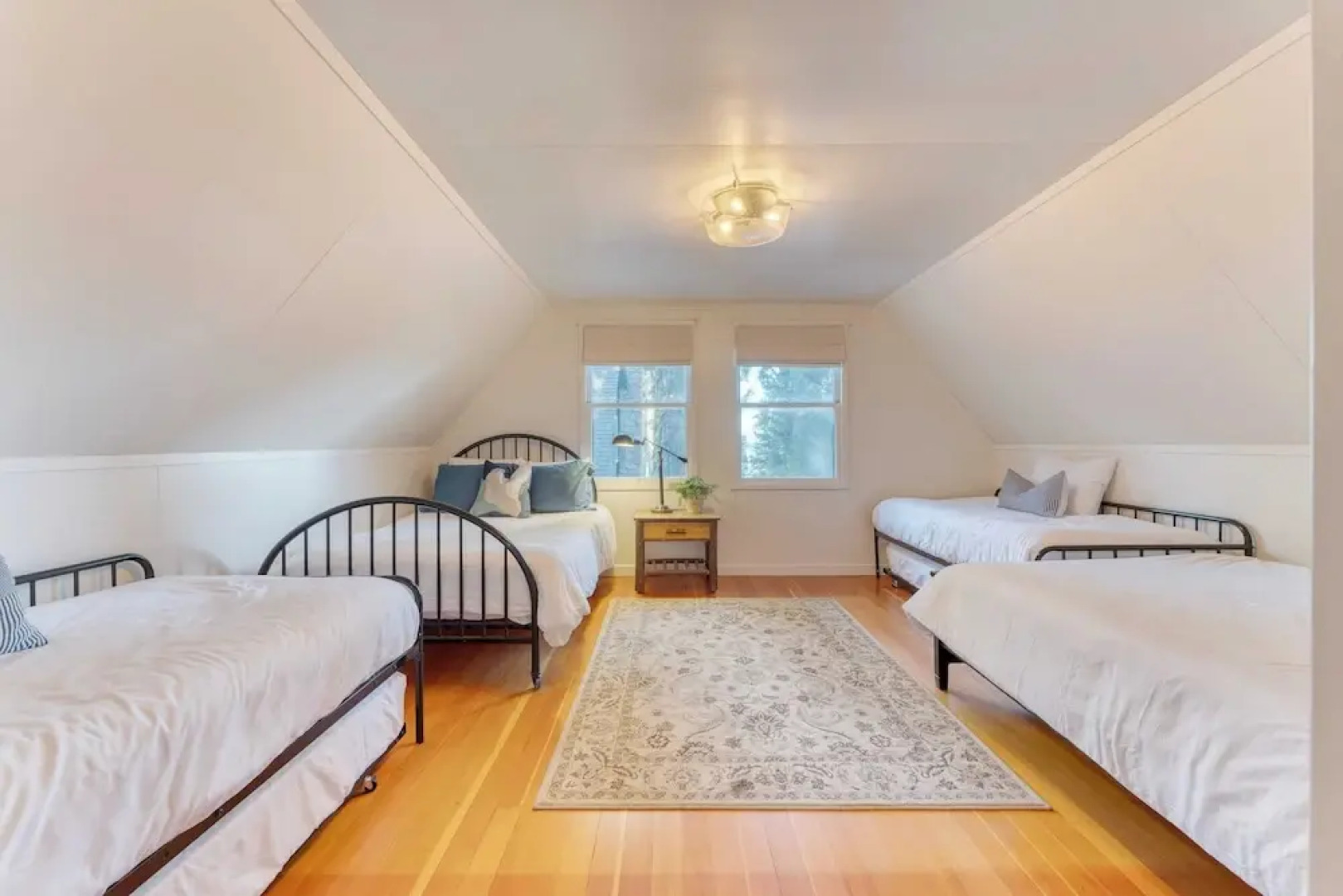 West Shore Lake House by Avantstay Ski Cabin w/ Backyard Sledding Hill!