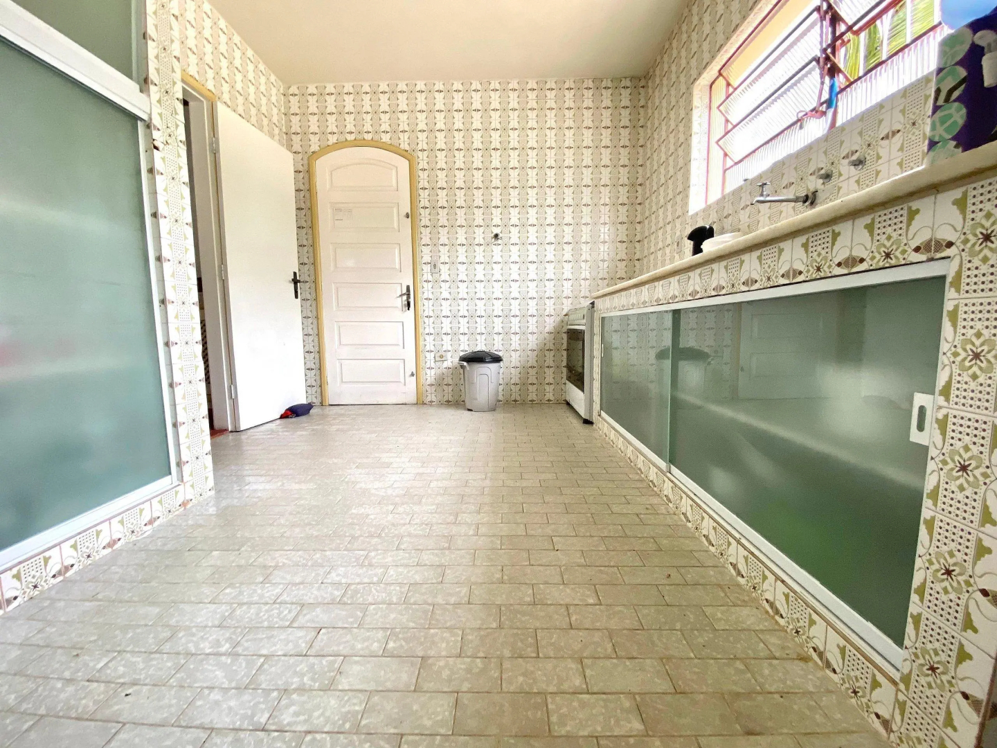Casa 5 quartos, ampla, a 100 metros da praia. Amigos e família são bem vindos a essa casa. Venha viver momentos inesquecíveis aqui.