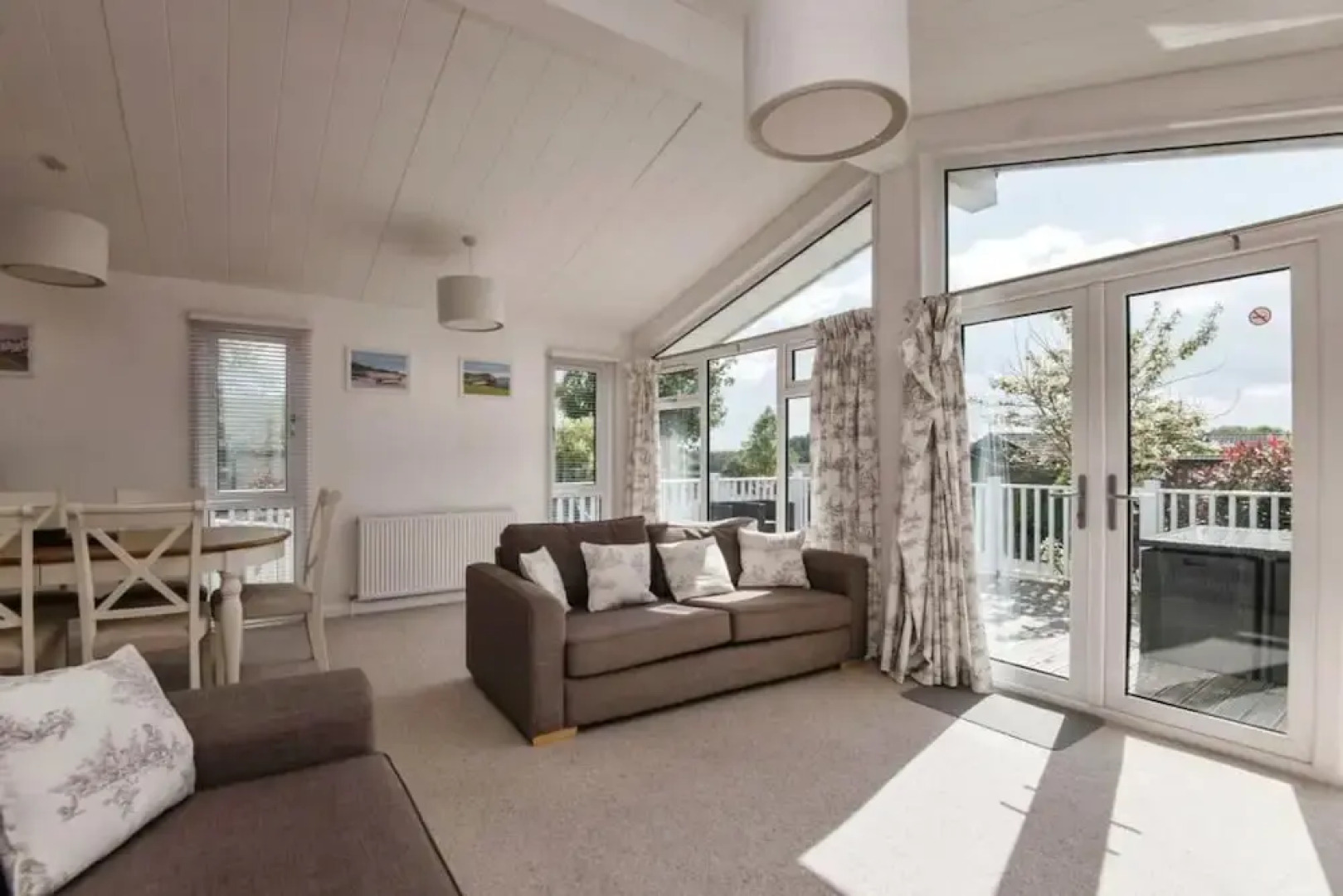 Lodge Sleeps 6 With Private Hot Tub