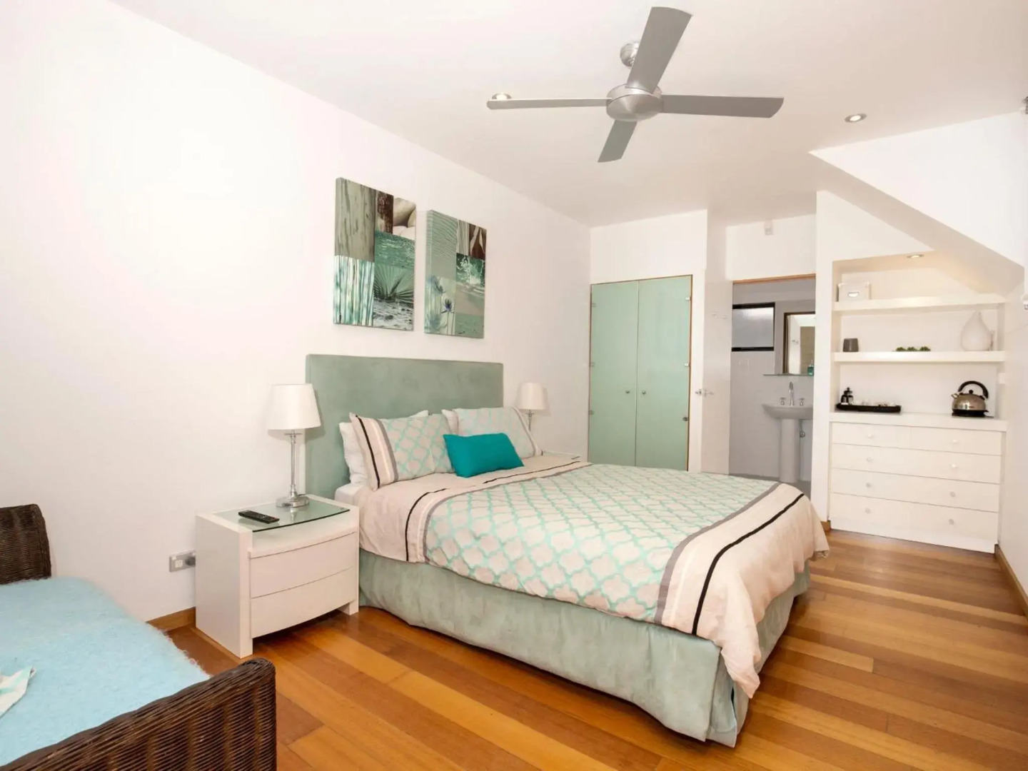 Illaroo I Absolute Waterfront with Spa