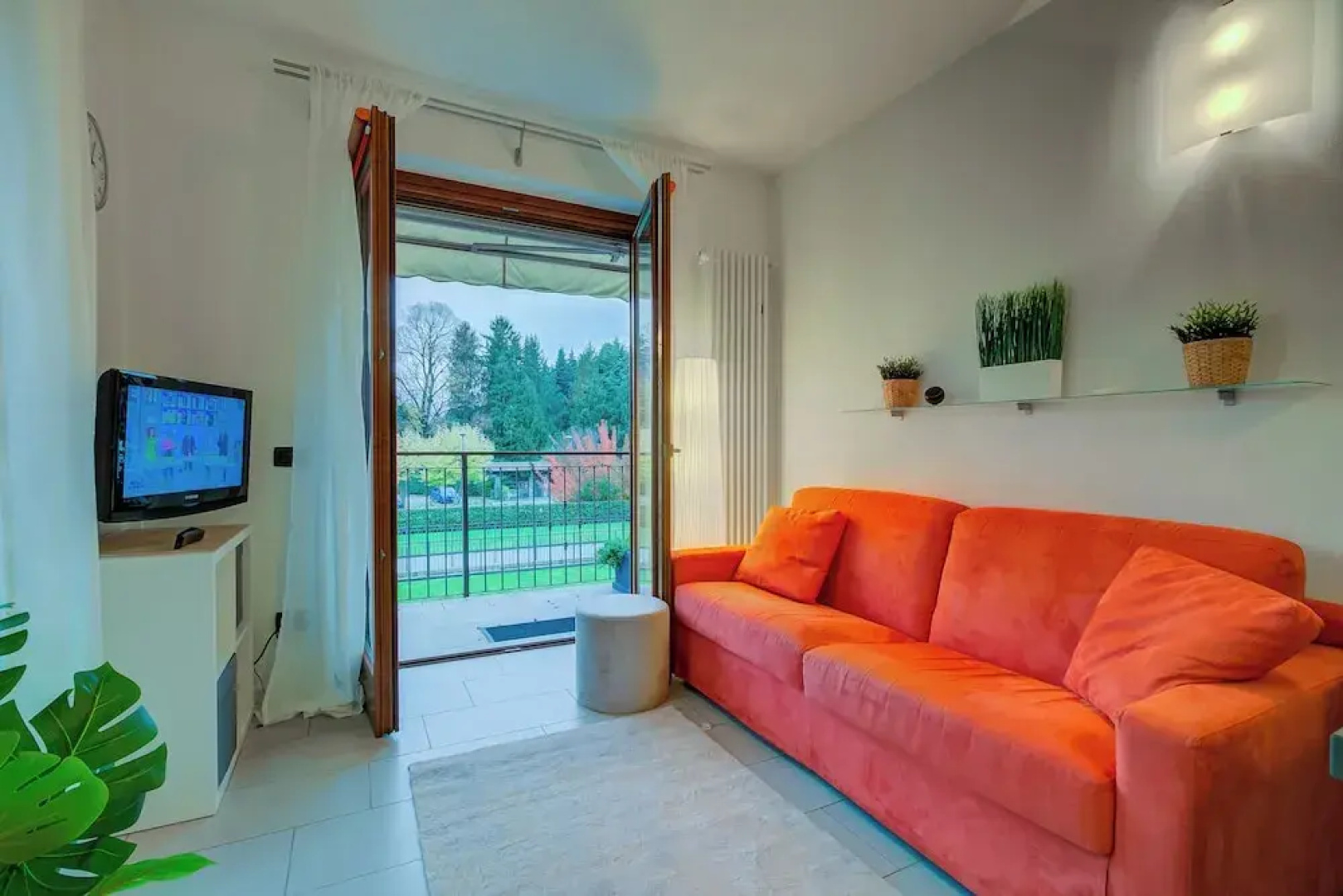 Lenni Apart. Swimming Pool and Lake