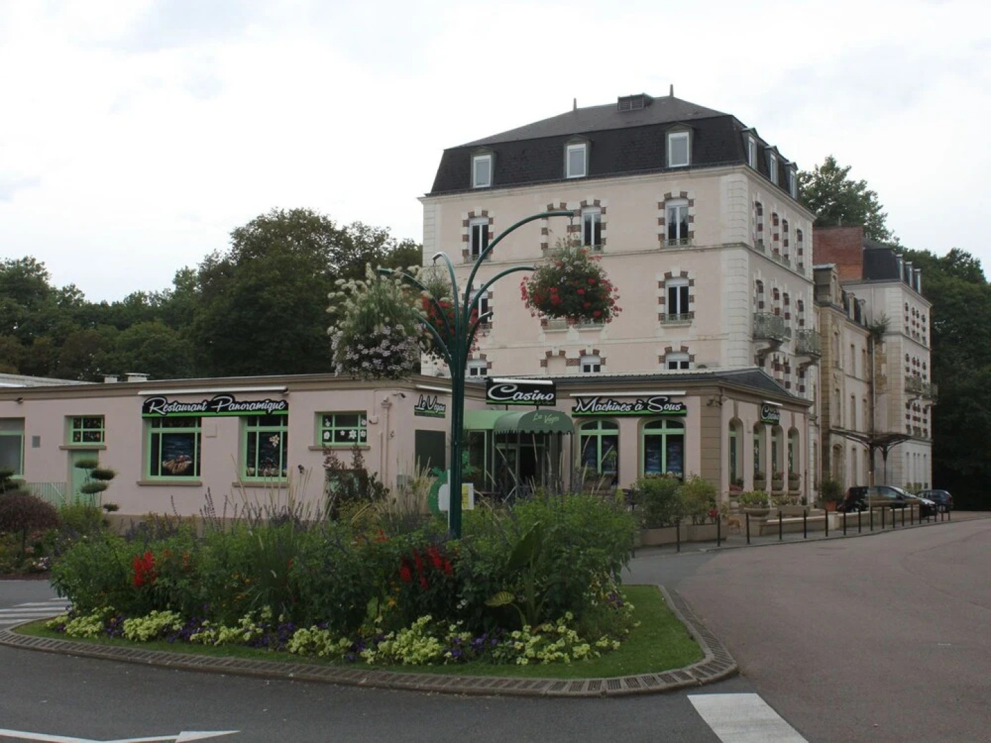 Modern Holiday Home near Forest in Burgundy