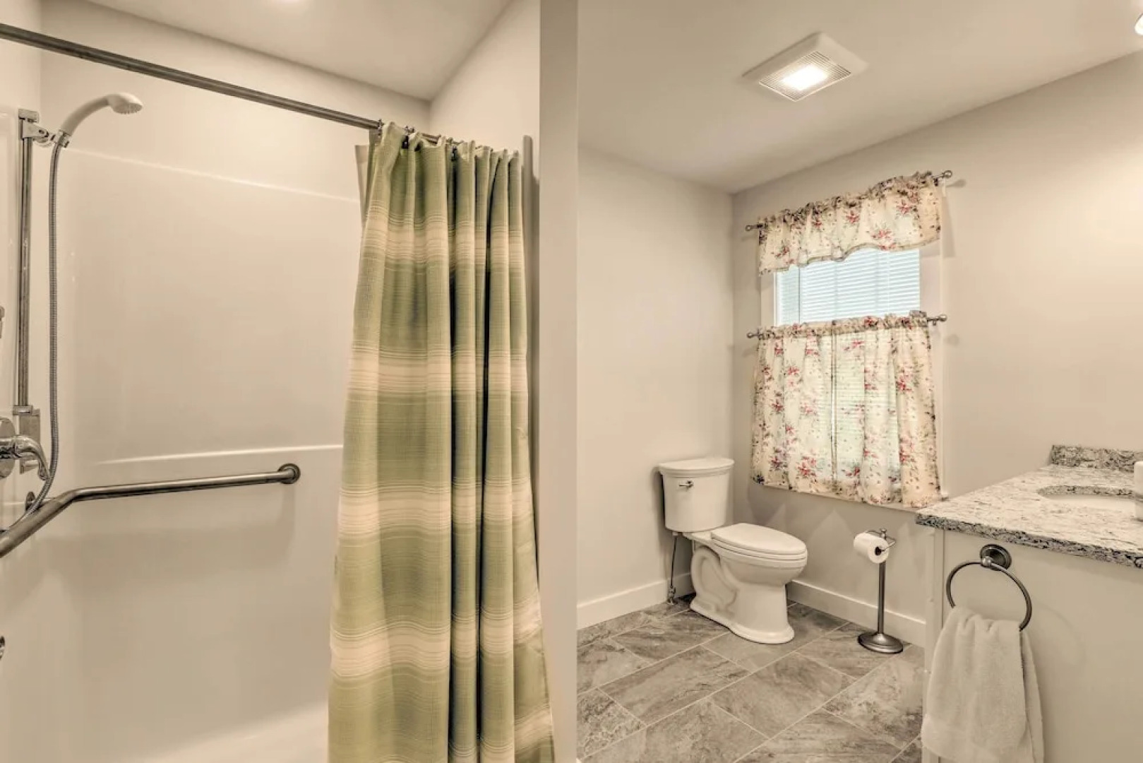 Sun-dappled Retreat - Walk to Wickaboag Lake!