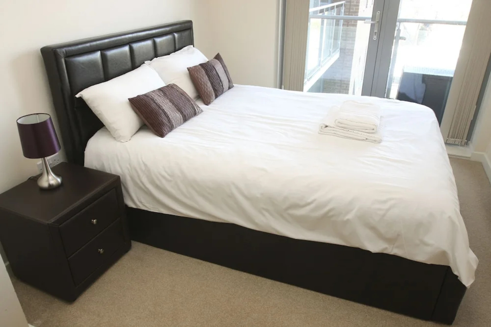 2 Bed Modern Apartment-Wilmington Close