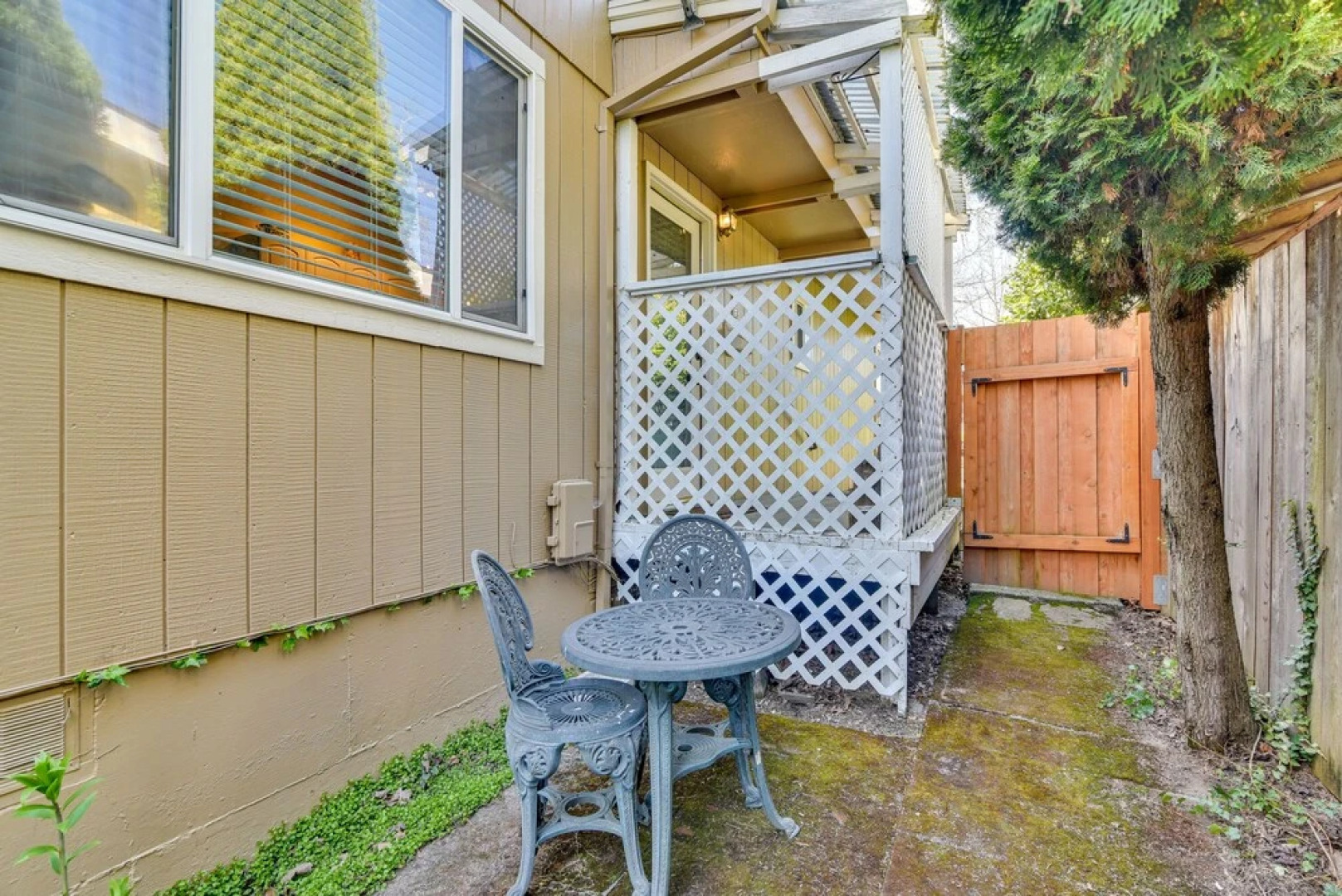 Cozy Aloha Vacation Rental w/ Private Deck & Yard!