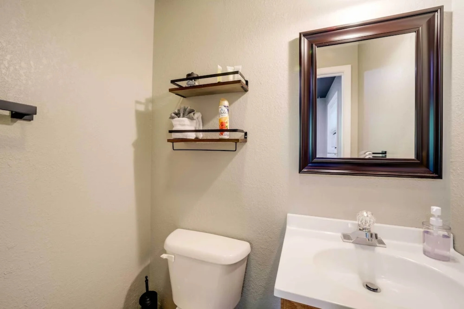 Cozy Whittier Cabin + Yard & Hot Tub, Pets Welcome