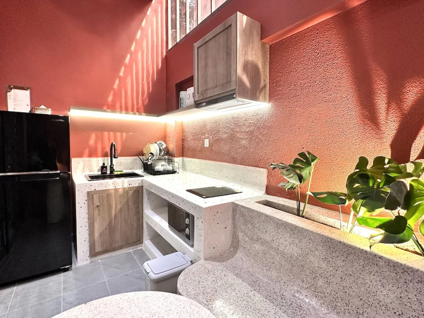 Kin Wander Tan Phong, The Moonage