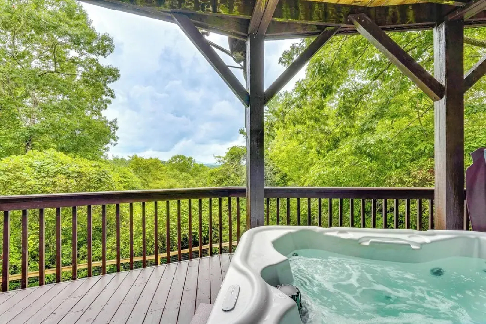 Cozy Murphy Cabin Retreat: Hot Tub & Mtn Views!