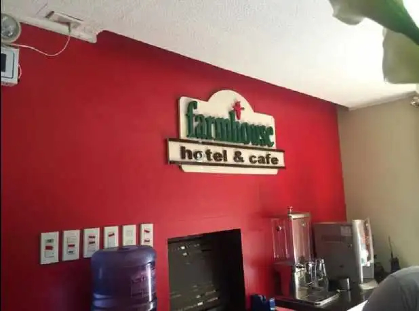 Farmhouse Hotel & Cafe