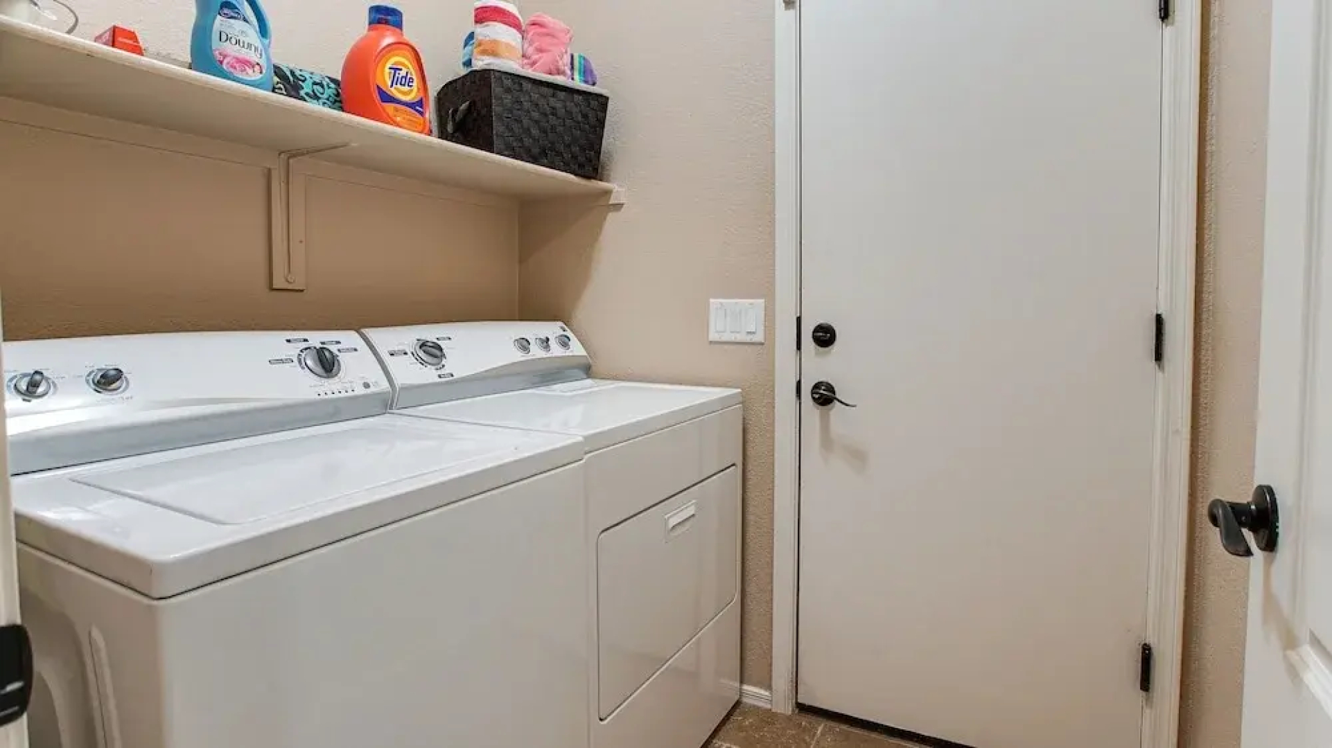 120th Avondale 3 Bedroom Home by RedAwning