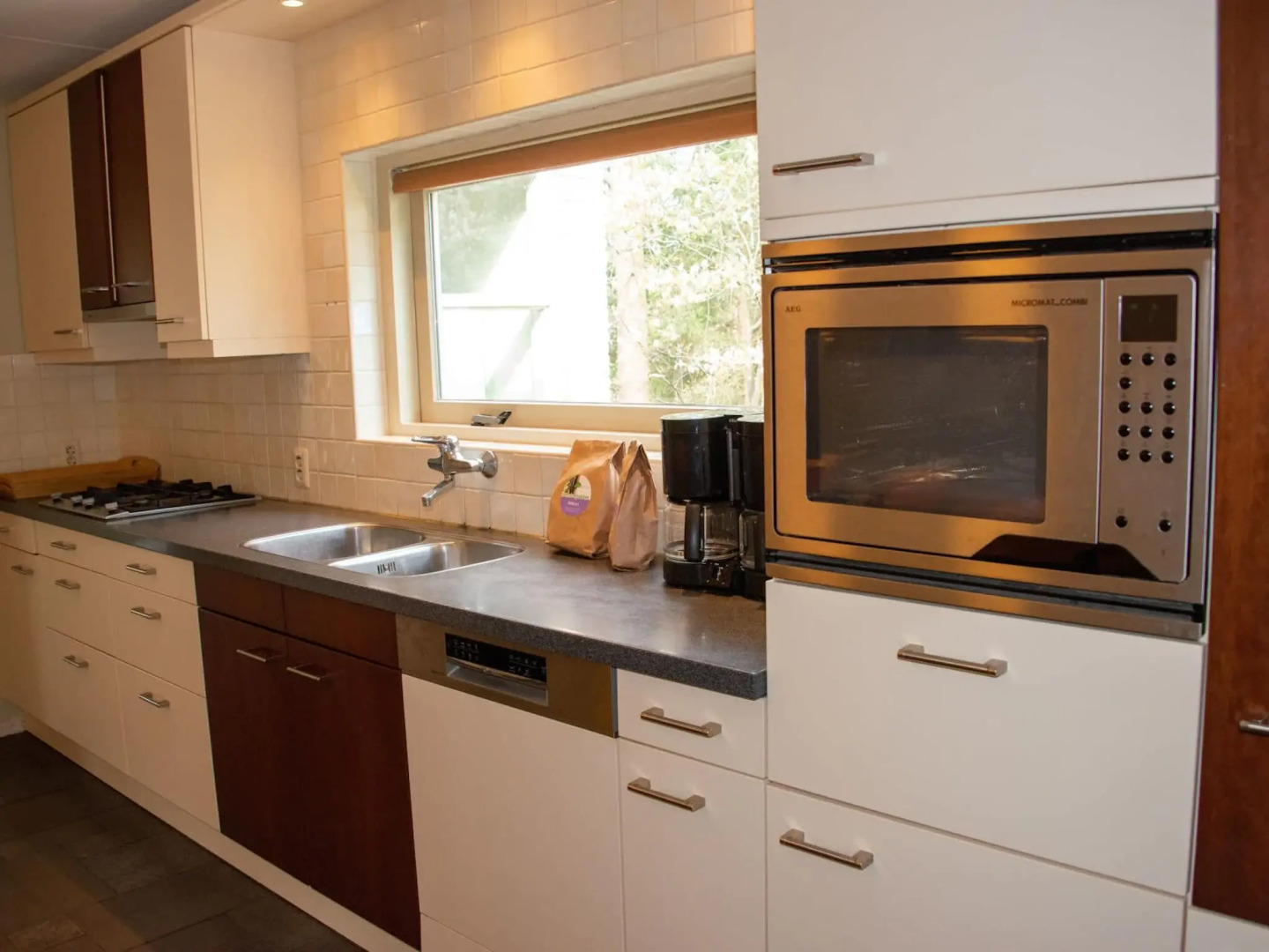 Spacious villa with sauna and hot tub, in a holiday park near a National Park