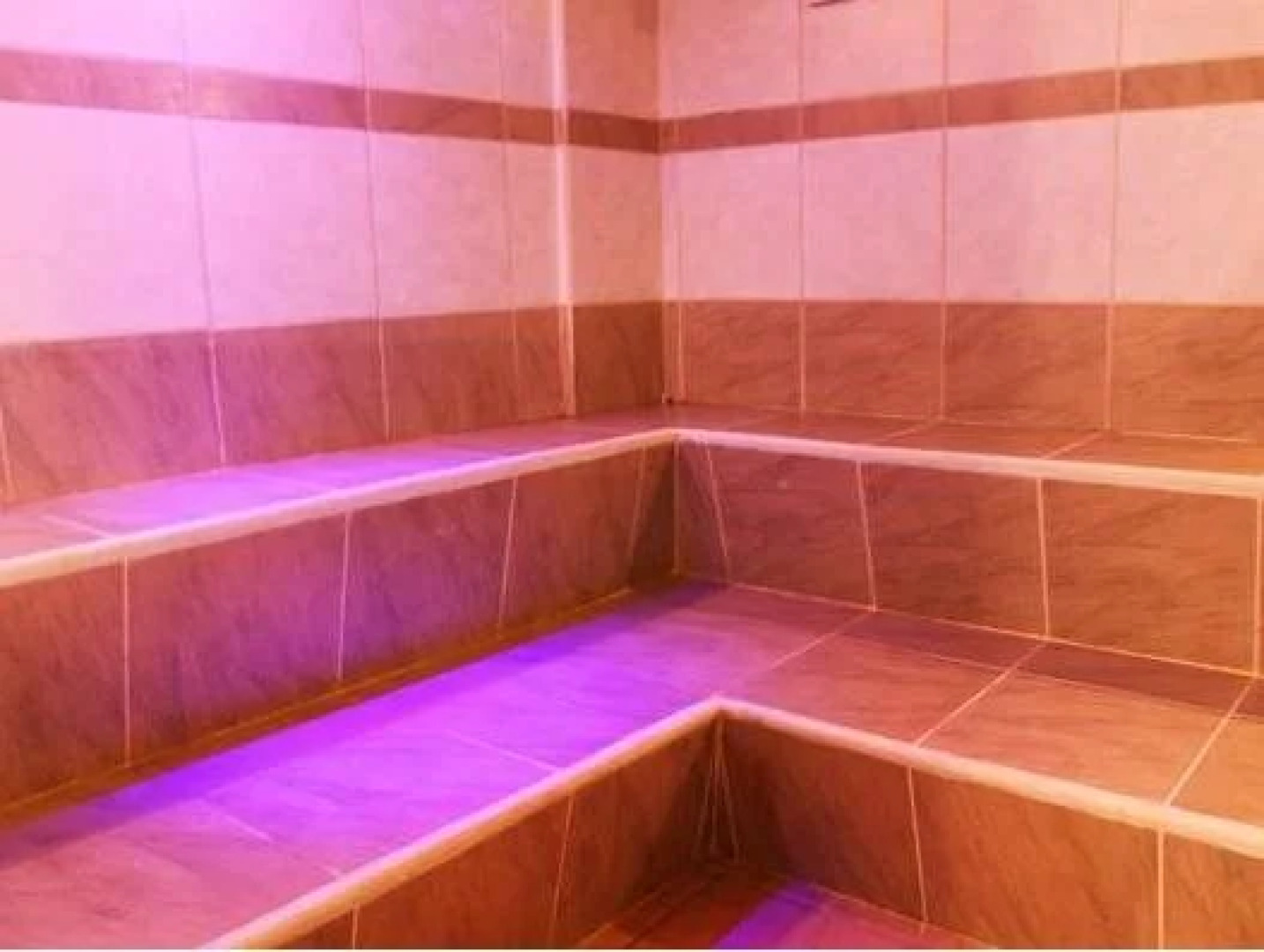 Laurents Deluxe Hotel