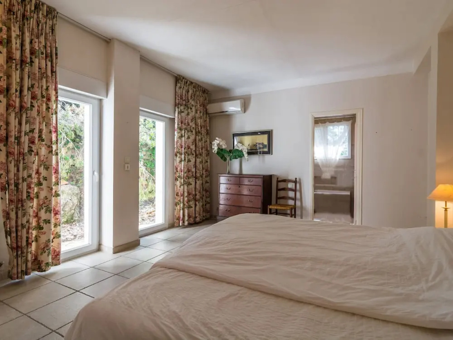 Spacious Villa in La Gaude With Swimming Pool