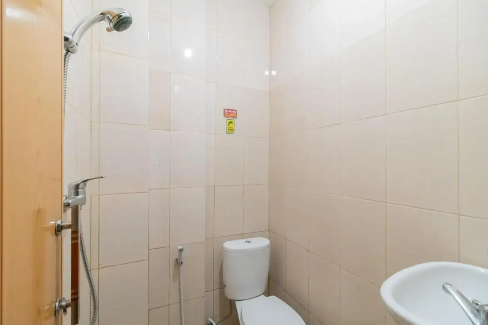 RedDoorz Plus near Palembang Trade Center 2