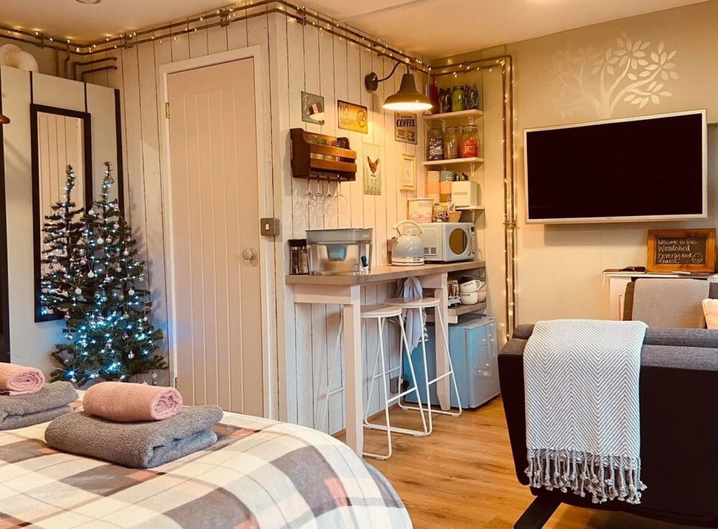 Unique 1+ bed Cabin, Parking and Private Garden