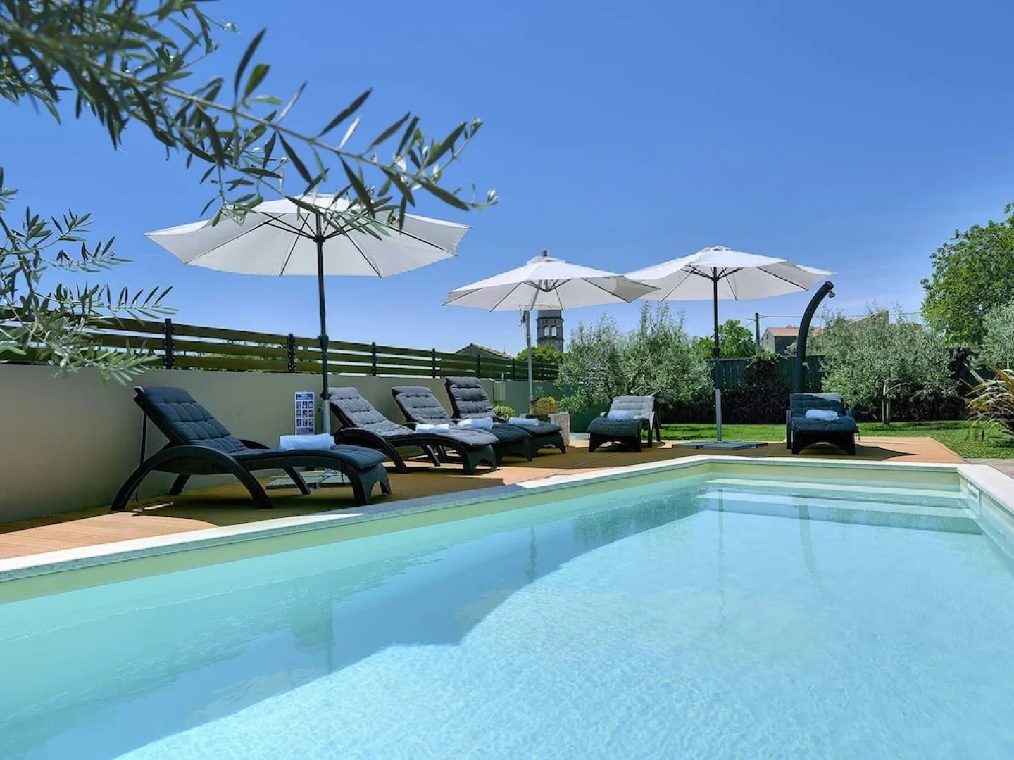 Superb Modern Villa With Pool, Large Fenced Yard Near the Beach