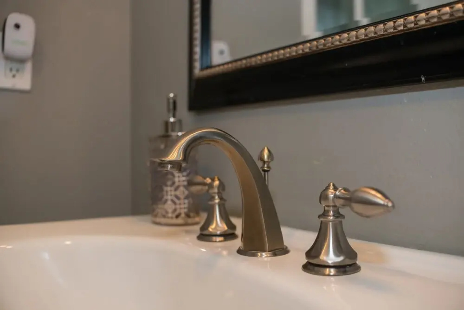 Happy Day Express 5 Bd Mid Century Home!