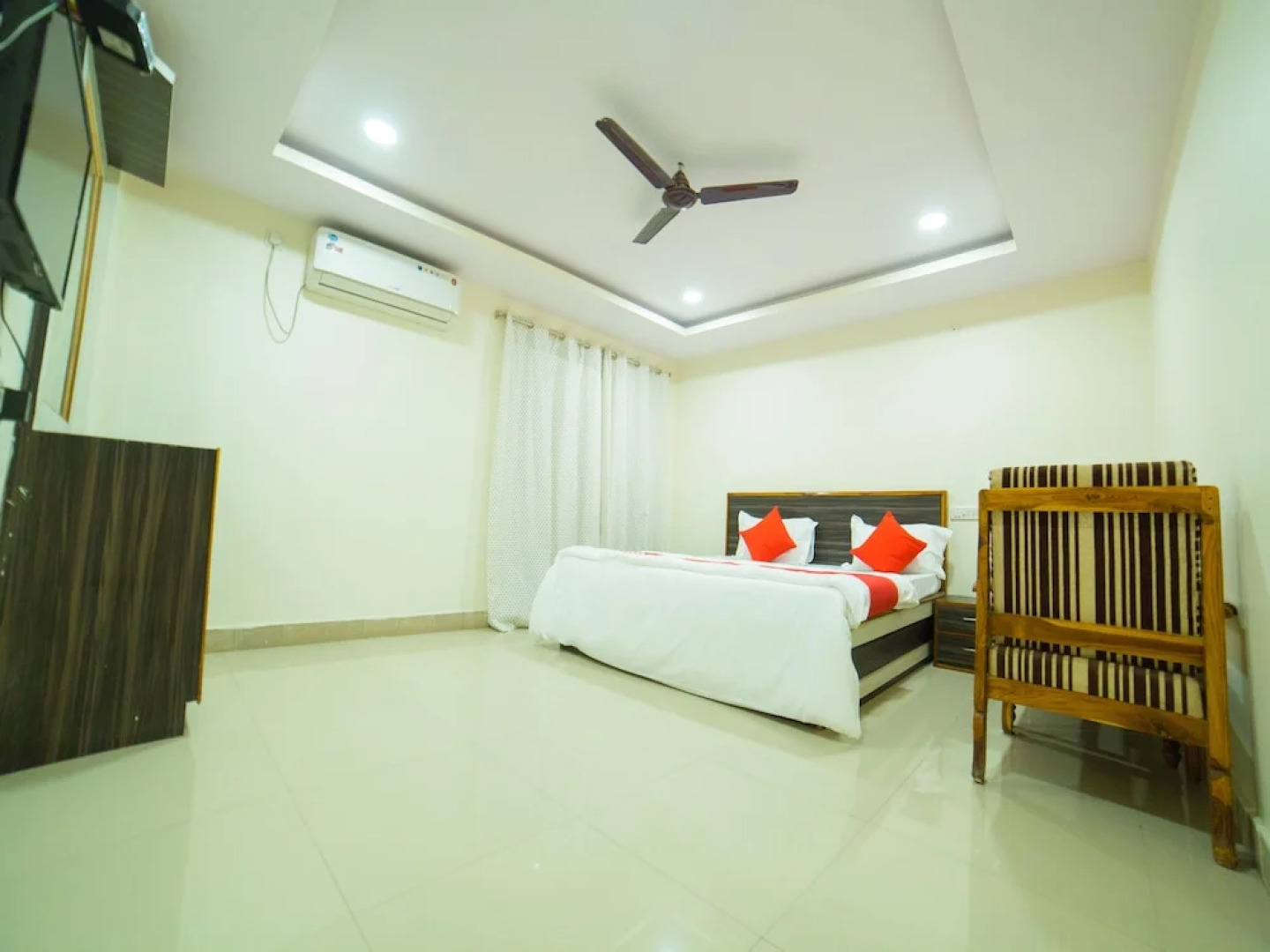 OYO 12973 Hotel Crystal