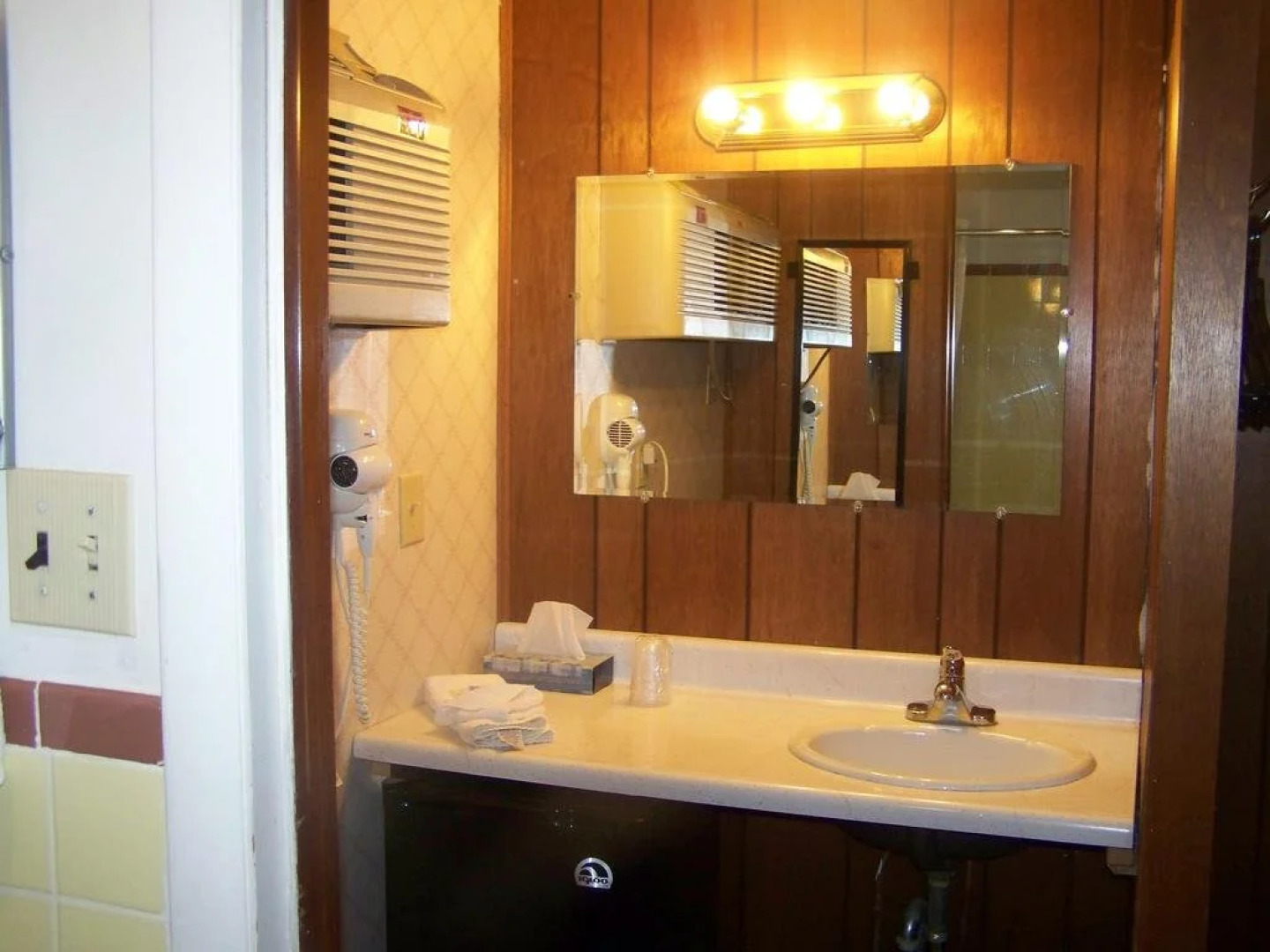 Golden Knight Inn and Suites