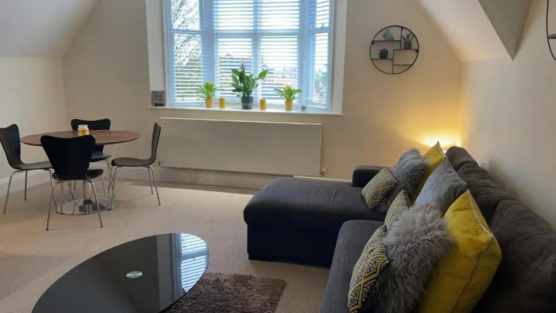 Regal Retreat Modern 2 bed apartment 400m from sea