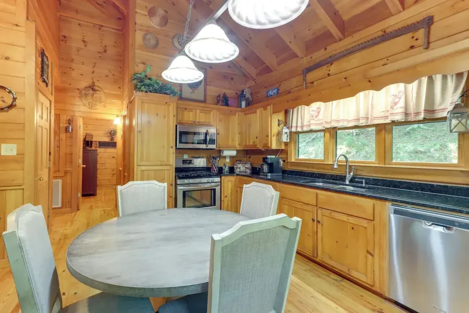 Ellijay Cabin w/ Deck and Hot Tub!