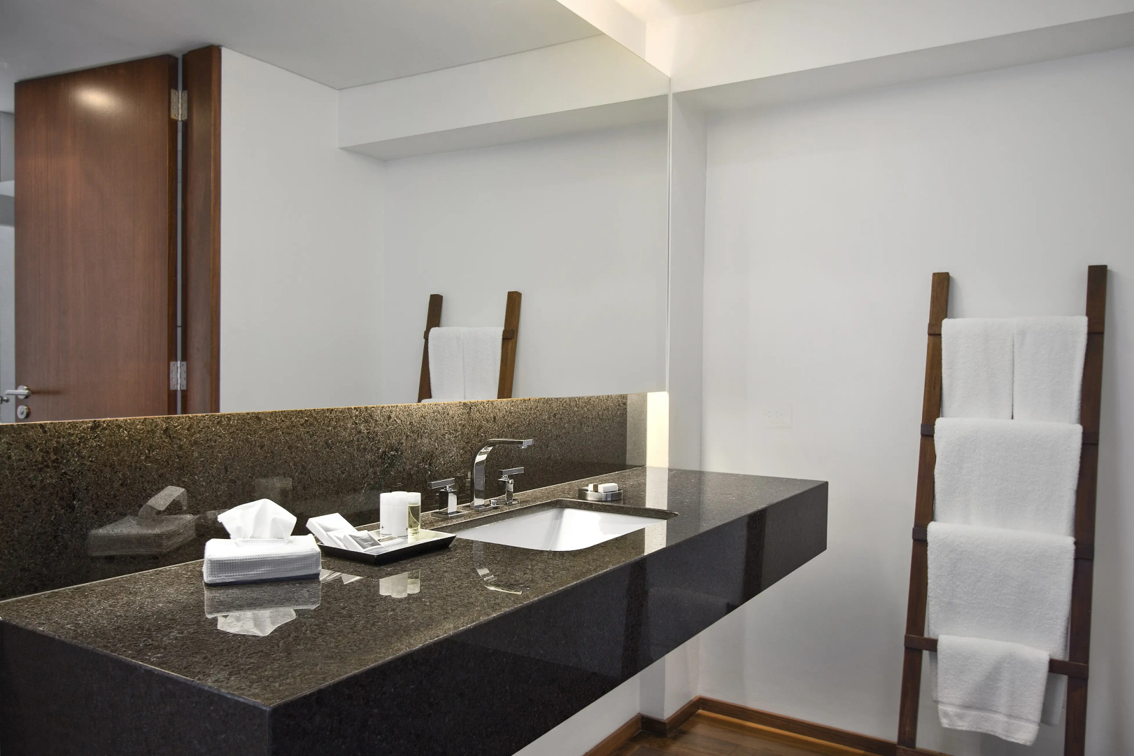 San Isidro Plaza Hotel