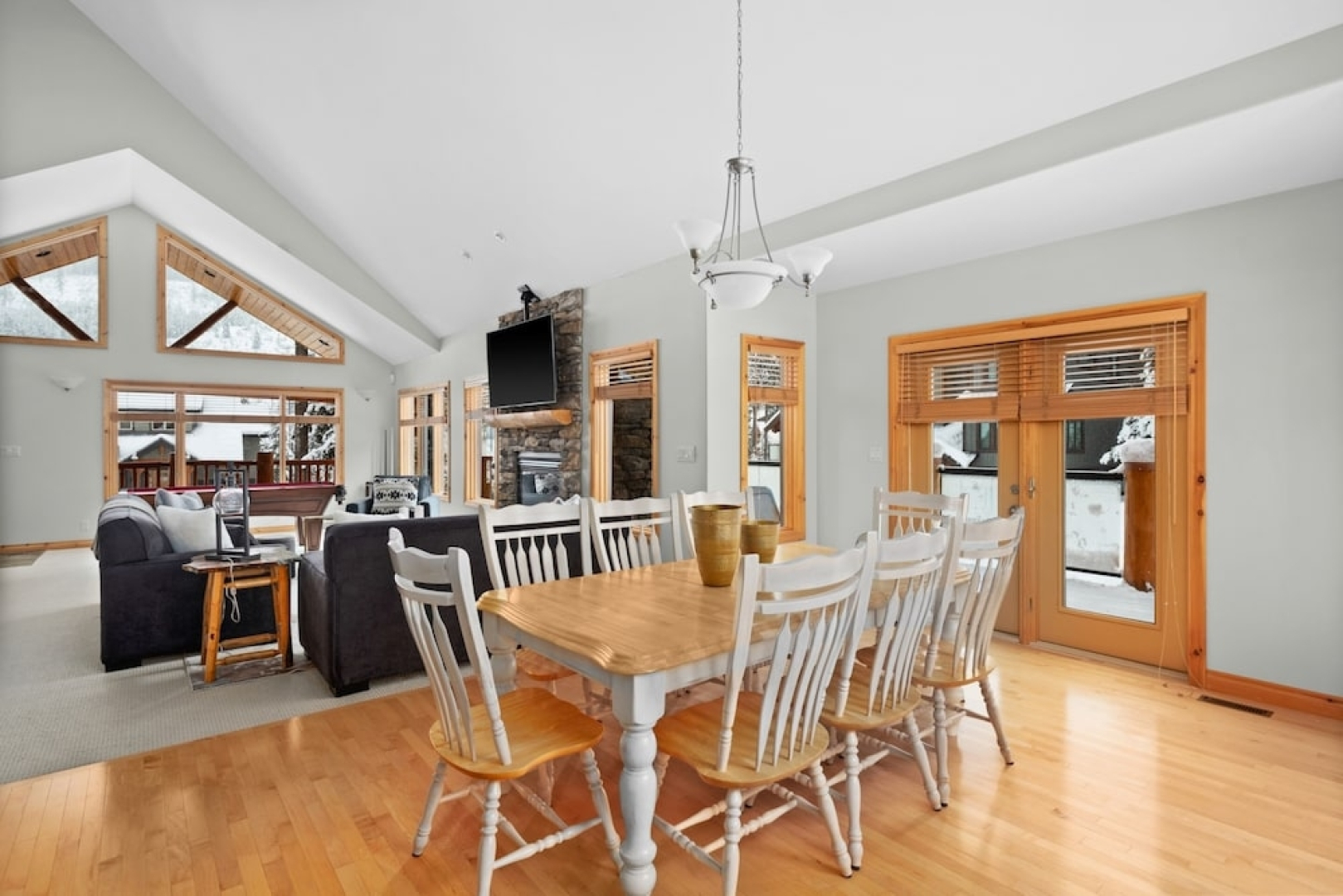 MODERN 4,500 sqft Ski Chalet: 5 Br + 6 Ba | Pool Table | Pool + PRIVATE Hot Tub