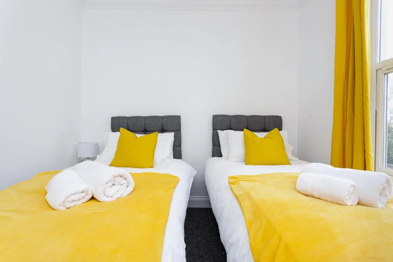 Luxury Granada Apartments - 1 & 2 bed FLATS Perfect for Contractors, Family, Students near Seafront