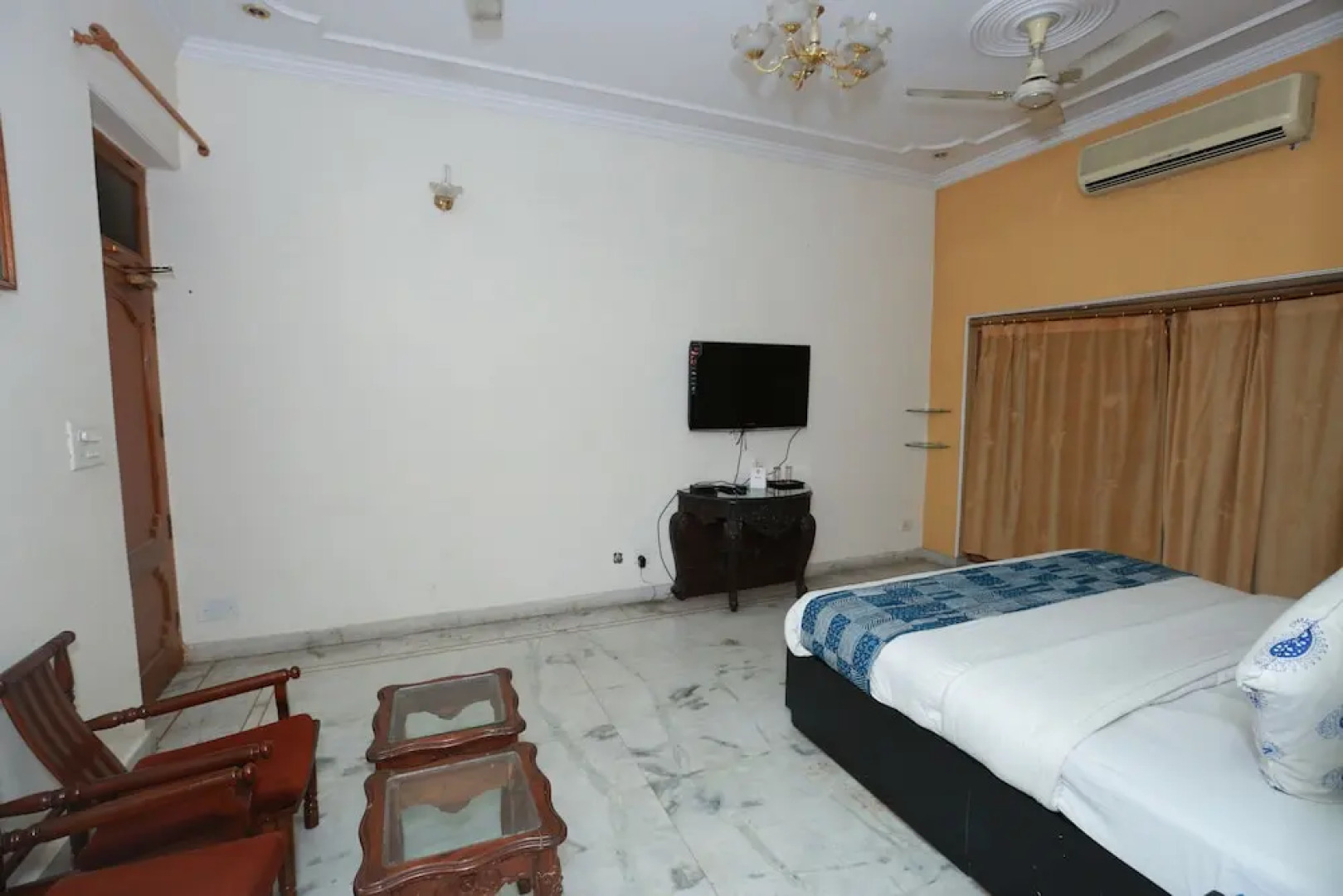 OYO Rooms Vishal Khand 4