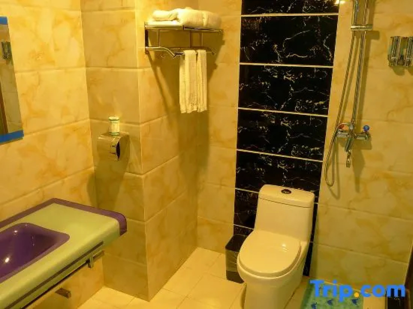 Ding Good Hotel Ruili