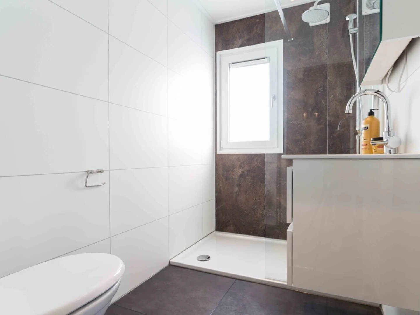 Modern chalet with a dishwasher, located in Park De Veluwe