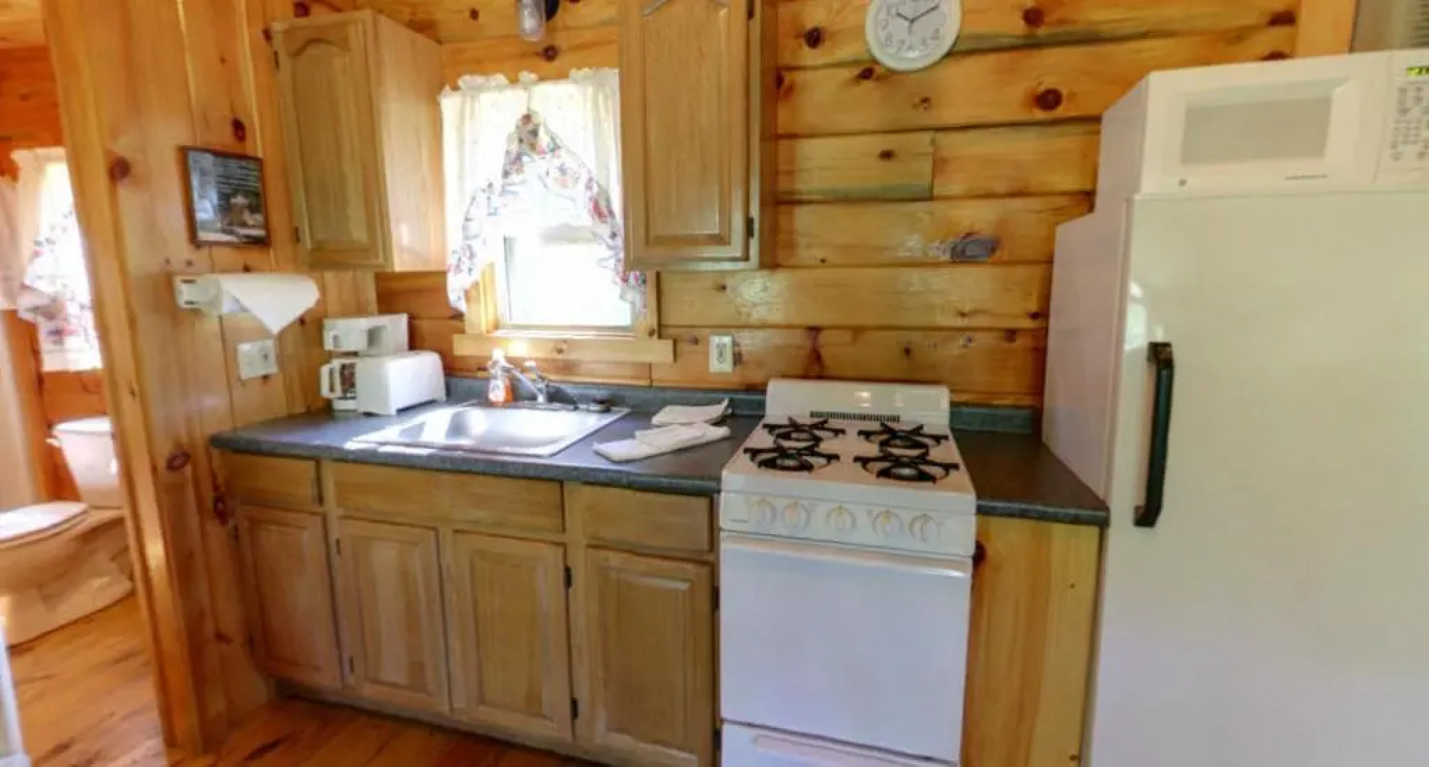 Robin Hill Camping Resort Deluxe Cottage 13