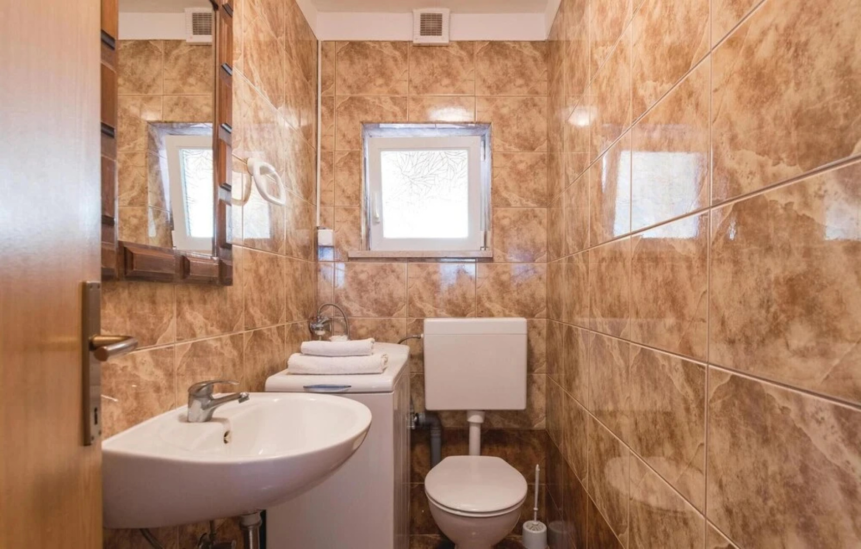 Amazing Home in Peruski With Wifi and 5 Bedrooms