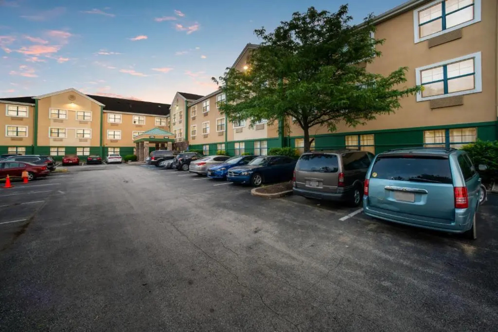 HomeTowne Studios by Red Roof St. Louis - Airport/ N Lindbergh