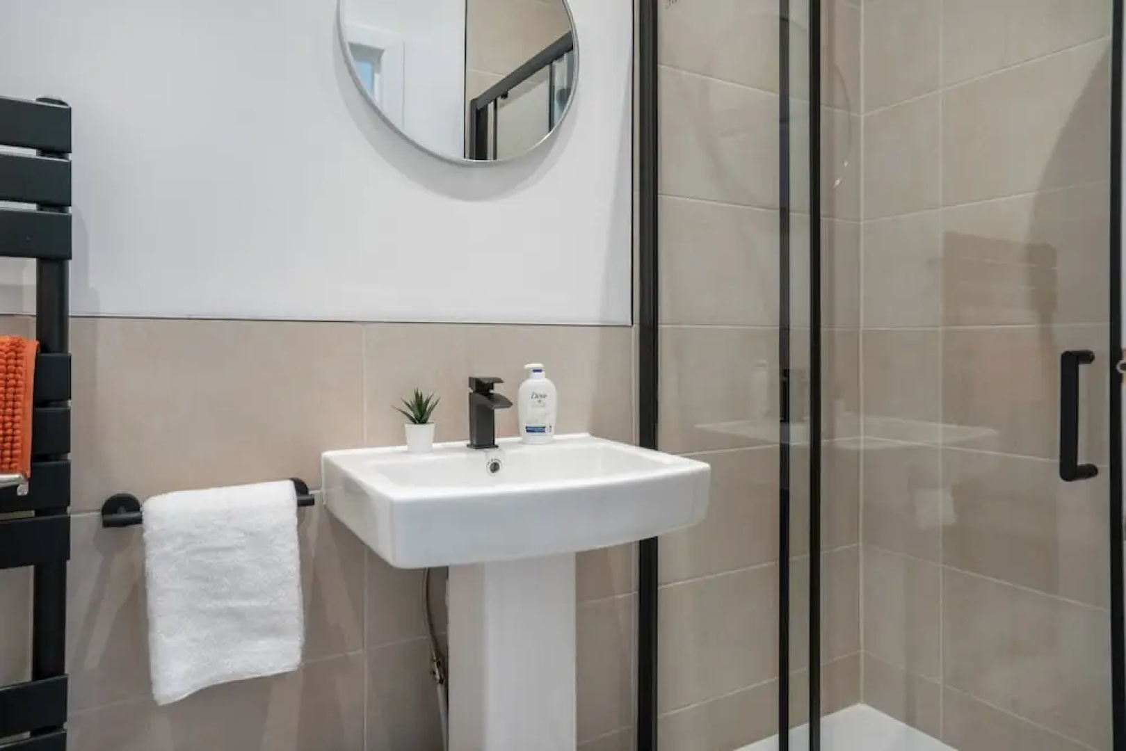Isimi Burnley 3 Bedroom Modern House, Free Parking
