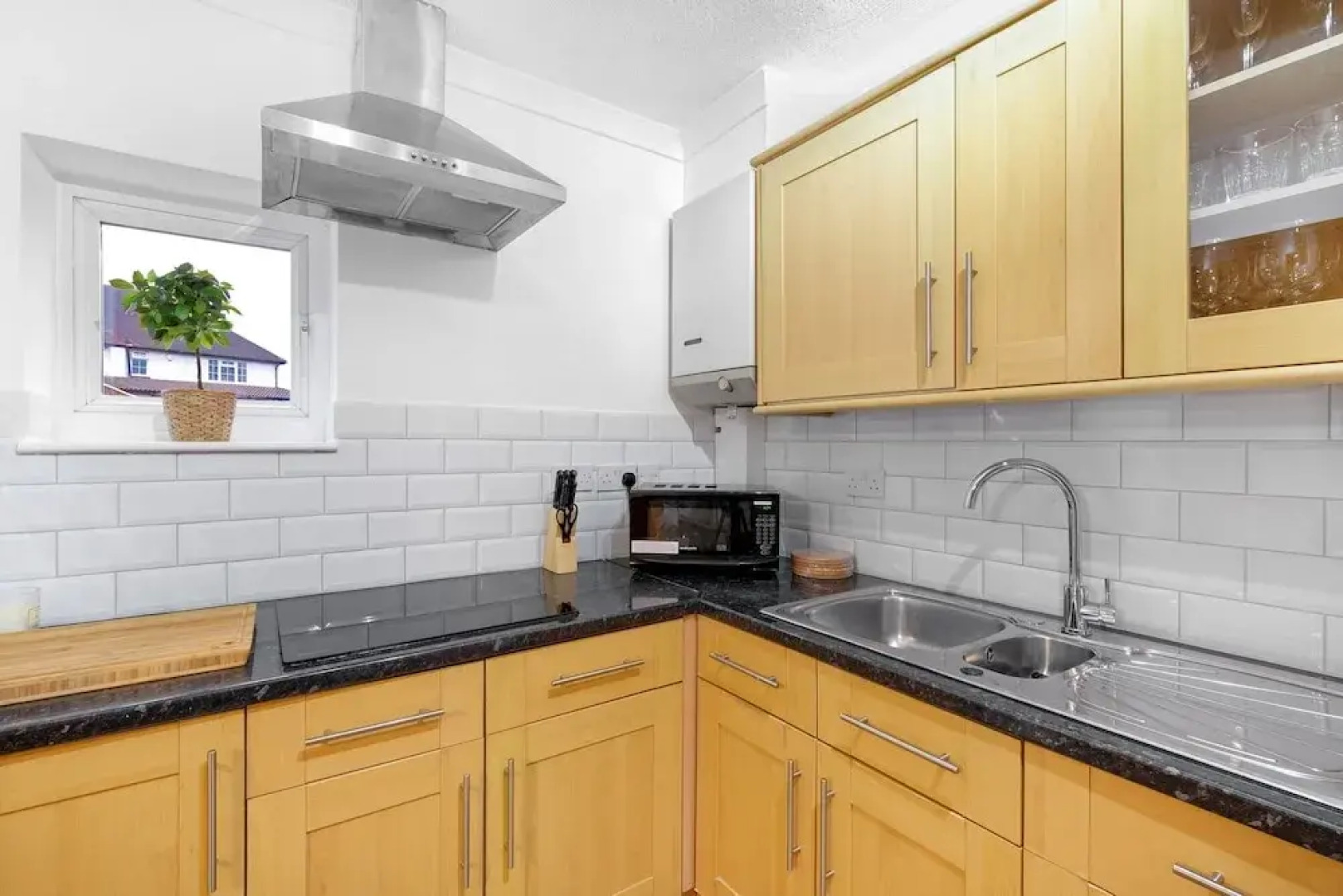 Bright 4 bed 2 bath house near Pinewood