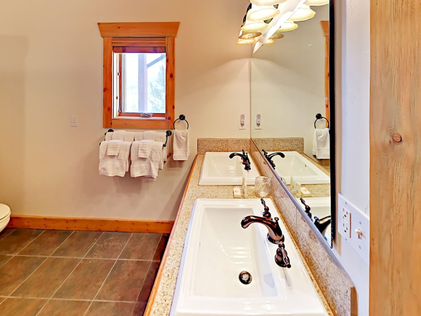 Stylish Mountain Home 4 Bedrooms 3.5 Bathrooms Home