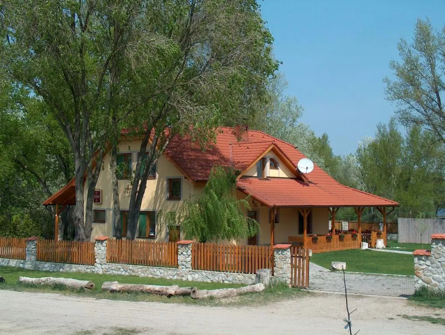 APÁLI Restaurant & Pension