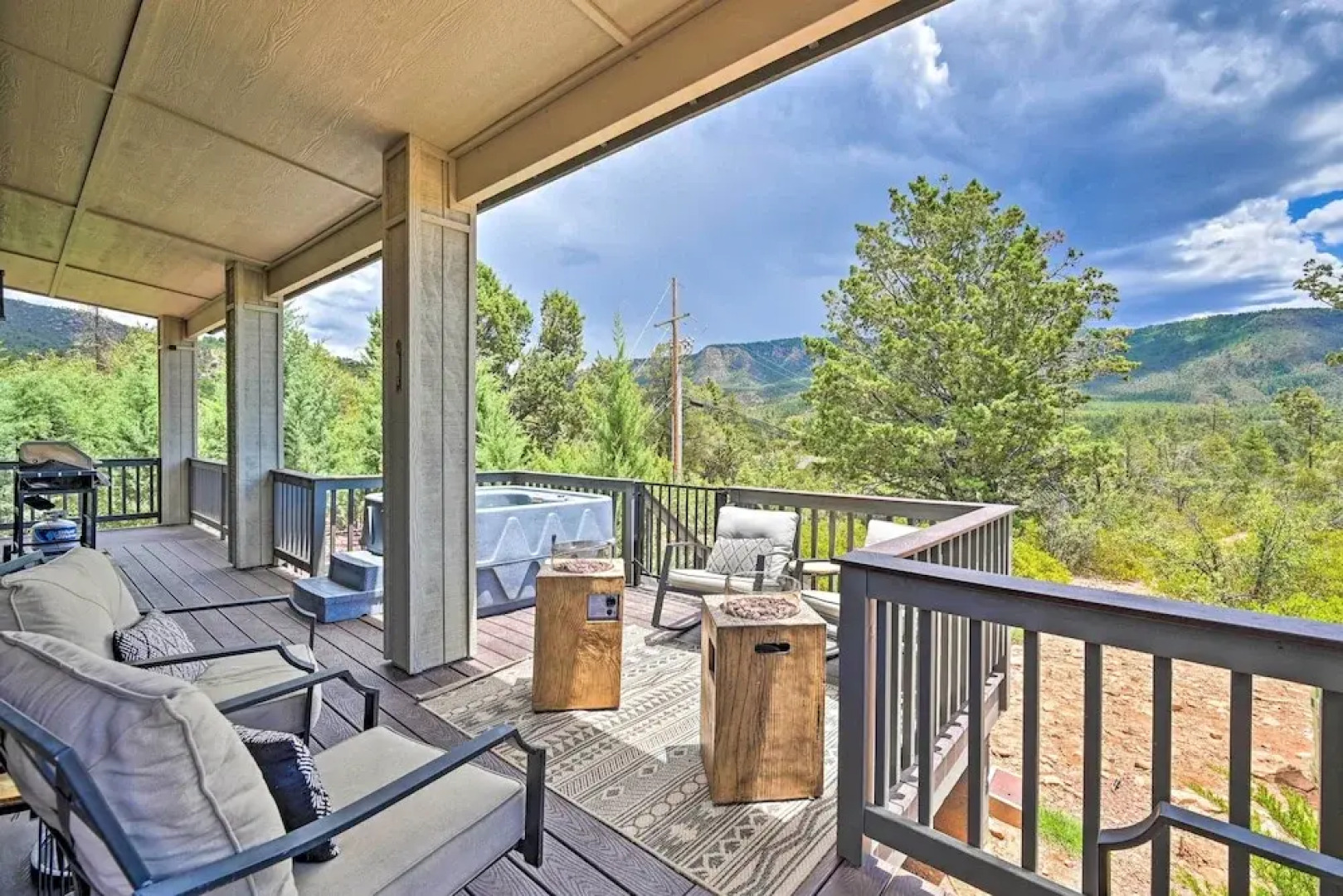 'mountain High Pines Retreat' w/ Hot Tub & Views!